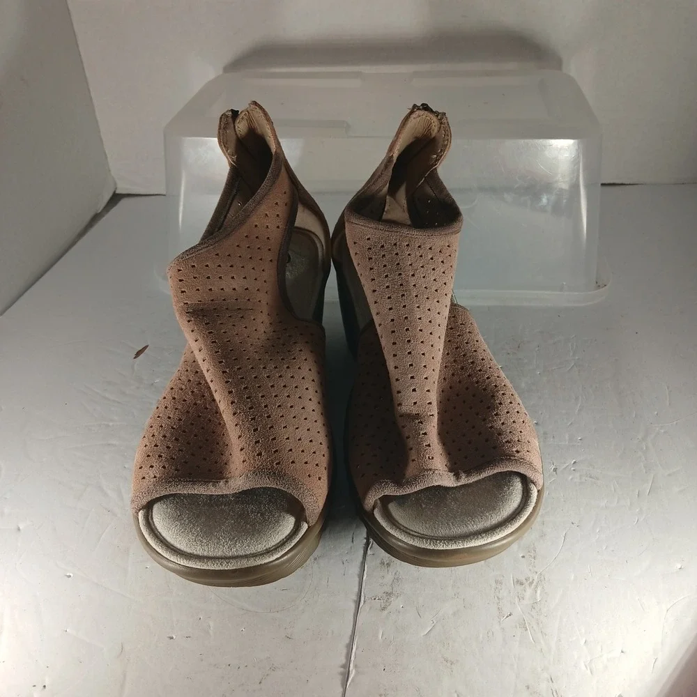 Skechers Wedge Sandals 8 Tan Perforated Memory Foam Boho Peep Toe Zipper Back